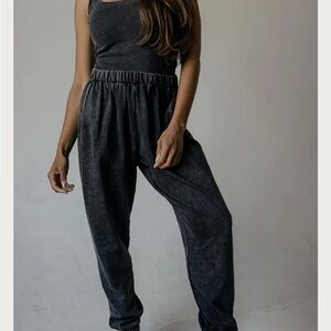 MAE Wear Hamptons - Mineral Wash Sweatpant Midnight